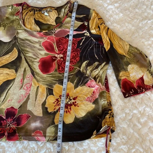 Caribbean Joe women’s multi color big floral pattern, 3/4 sleeve, rushed sides - Picture 8 of 11